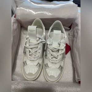 Valentino garavani sneakers size EUR 39